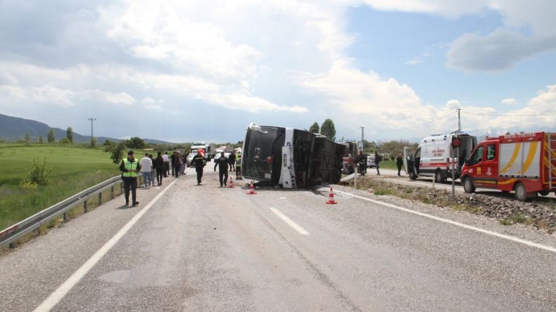 Virajı Alamayan Yolcu Otobüsü Devrildi: 13 Kişi Yaralandı