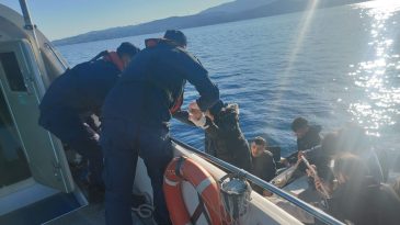 Yurt Dışına Kaçışları Engellenen 21 Göçmen İzmir Açıklarında Kurtarıldı