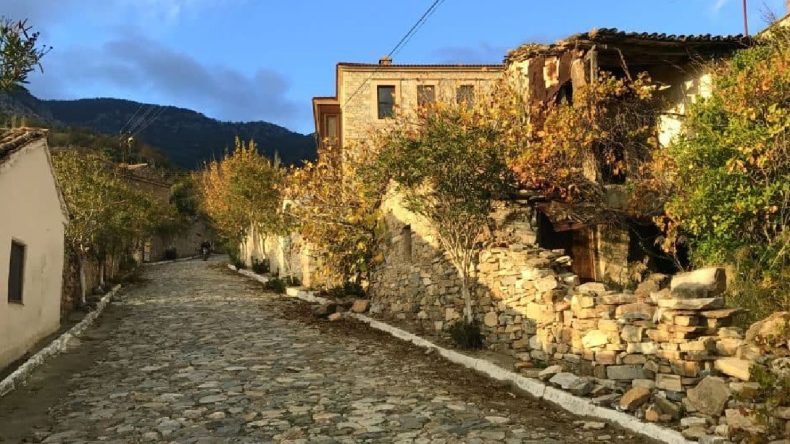 Ailenizle Bayramda Mutlaka Ziyaret Etmeniz Gereken Rum Köyü: Güllübahçe’nin Taşlı Sokaklarında Huzur Bulacaksınız