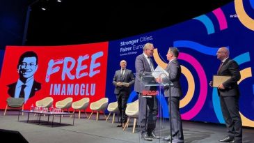 Avrupa’dan İmamoğlu’na ‘özel demokrasi’ ödülü: Ekrana ‘İmamoğlu’na Özgürlük’ sloganı yansıtıldı