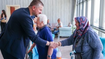 Başkan Duman’dan huzurevi ziyareti: Bayram sevincini çınarlarla paylaştı
