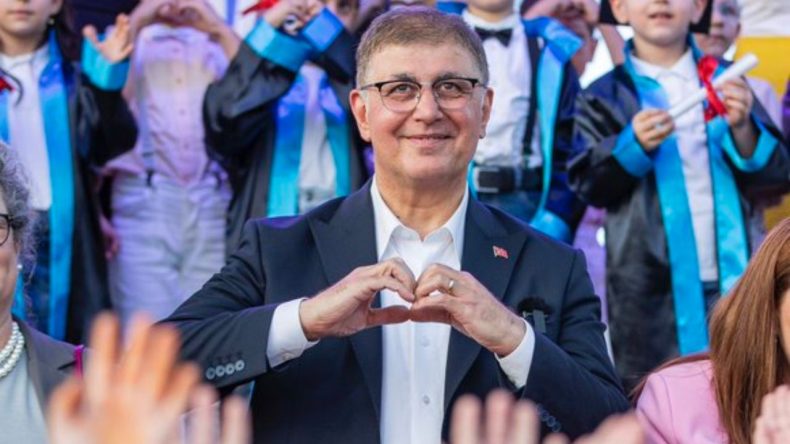 Başkan Tugay’dan çocuklara mesaj: Gözlerinizdeki ışık umut veriyor