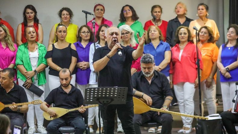 Bayraklı'da Sanat Dolu Gece: Kursiyerlerden Oluşan Koro, Profesyonelleri Aratmadı
