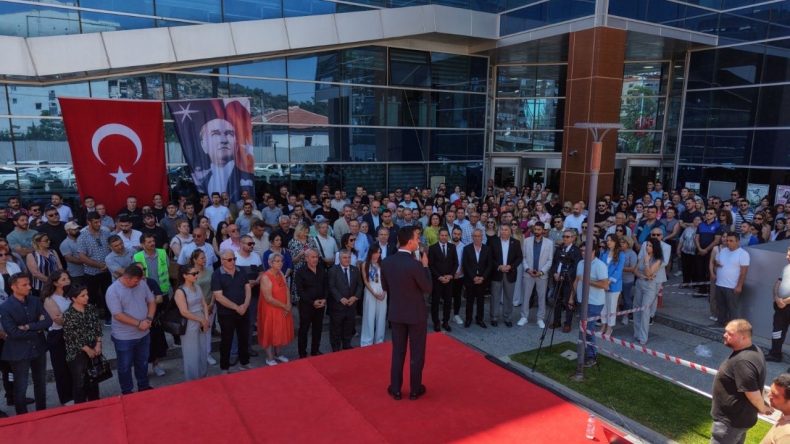 Bayraklı’da Bayramlaşma Töreni: Başkan Önal’dan Birlik Mesajı