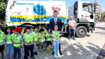 Bayraklı’da Çocukların Çevre Resimleri Çöp Kamyonlarında Sergileniyor