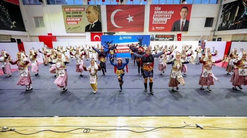 Bayraklı’da Kültürel Rüzgar: Halk Dansları İzleyicileri Büyüledi