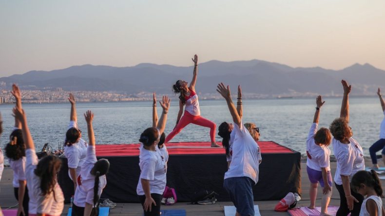 Bayraklı’da Renkli Etkinlik: Sahilde Yoga Yaptılar