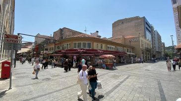 Bayram Kemeraltı’nı teğet geçti: Kalabalık var, satış yok