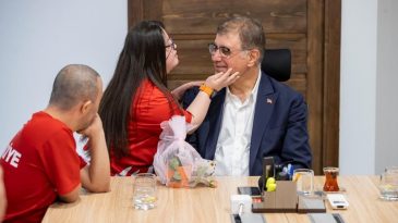 Boğazı Ge&ccedil;tiler, Avrupa&rsquo;yı Aştılar: İzmir&rsquo;in Gururları Başkanla Buluştu