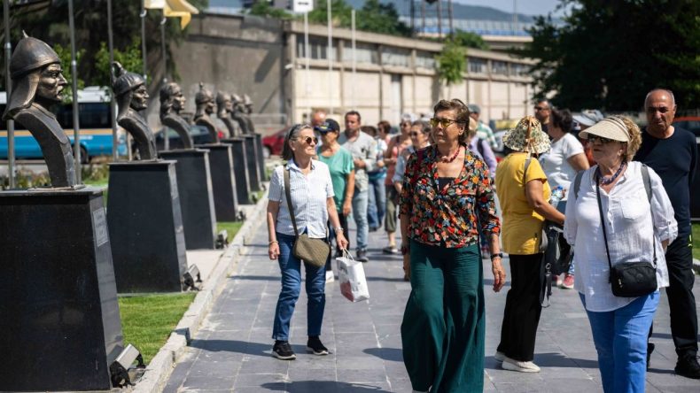 Bornova’da Anlamlı Bir Gezi: Çınarlarla Tarihi Keşfettiler