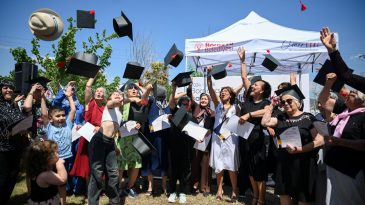 Bornovalı Çınarlar Mezuniyet Coşkusu Yaşadı!