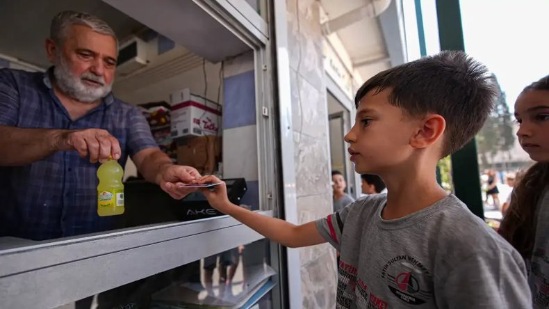 Bu Kantinde Para Değil Atık Geçiyor: İzmir’de Örnek Proje