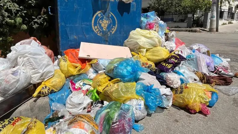 Buca'da tepki çeken görüntüler: Çöpler birikti, koku arttı