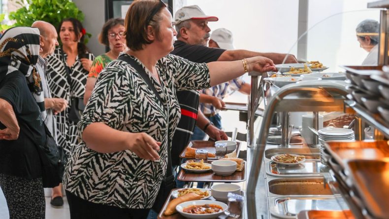 Buca’da Merhum Başkan Ferdi Zeyrek Anısına Hayır: Yemekler Ücretsiz Dağıtıldı