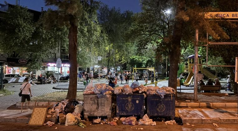 Buca’daki Çöp Yığınlarına Vatandaşlardan Tepki: Biz Niçin Katı Atık Bedeli Ödüyoruz?