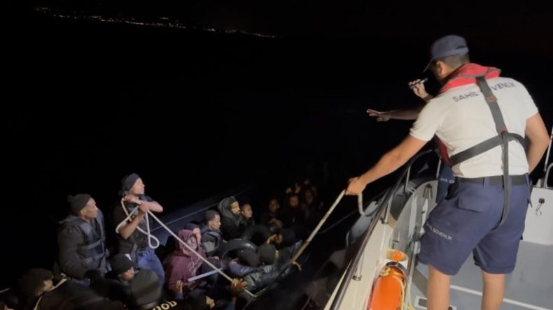 Çeşme Açıklarında Korku Dolu Anlar: Motor Arızası Olan Bottan Kurtarma Operasyonu