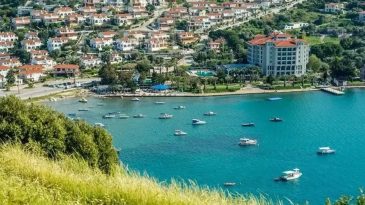 Çeşme ve Alaçatı’nın kalabalığından uzak bir köy: Masmavi suyu ile sakin bir cennet