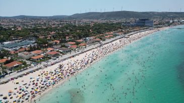 Çeşme’de Bayram Yoğunluğu: Tatilcilere Kapılarını Açıyor!