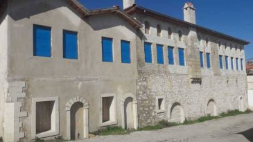 Çeşme’nin En Büyük Konağı: Şekerci Osmanağa Konağı Ziyaretçileri Büyülüyor