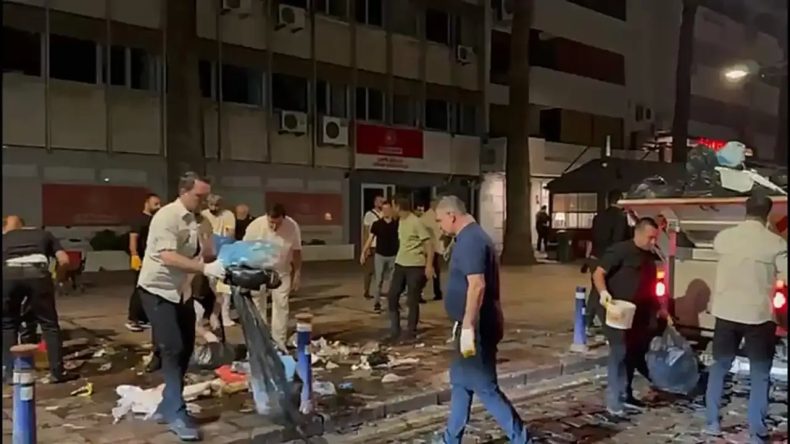 Çöpleri toplayan Başkan Tugay: İzmir’i tehdide teslim etmem