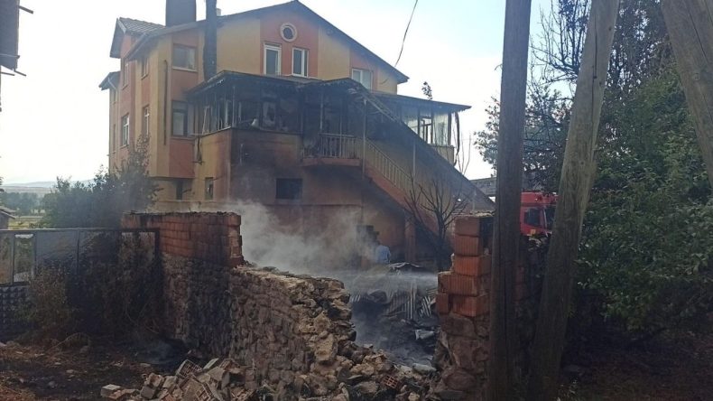 Dikkatsizlik Yangına Yol Açtı: Komşunun Evi Küle Döndü