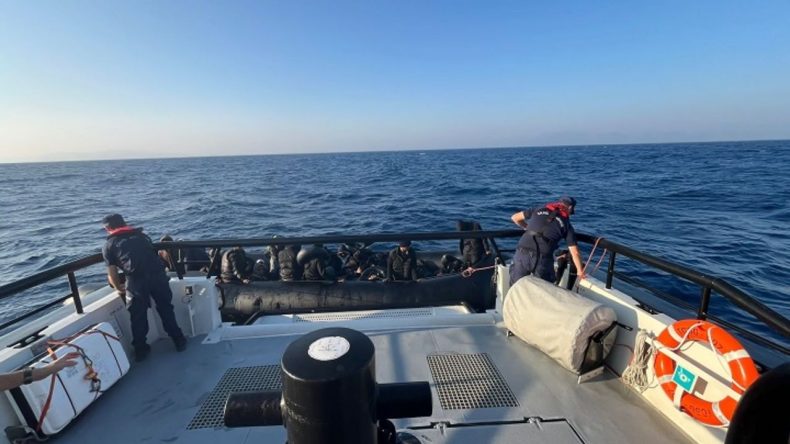 Ege’de Umuda Yolculuk Yarıda Kaldı: 41 Göçmen Kurtarıldı