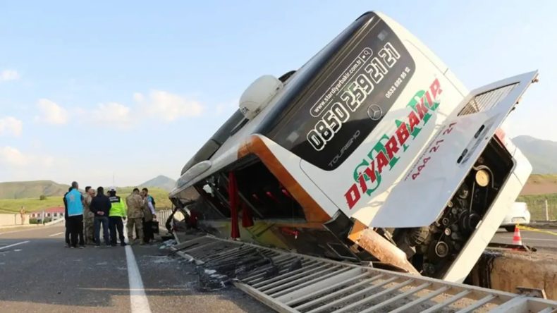 Faciadan Son Anda Kurtulundu: Yolcu Otobüsü Köprüde Devrildi!
