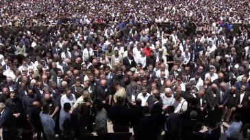 Ferdi Zeyrek Son Yolculuğuna Uğurlanıyor: Vatandaşlar Meydanda Toplandı