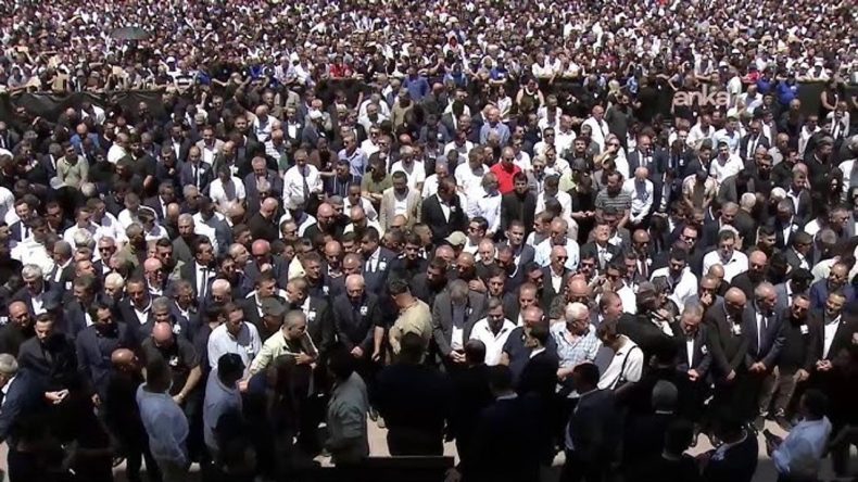 Ferdi Zeyrek Son Yolculuğuna Uğurlanıyor: Vatandaşlar Meydanda Toplandı