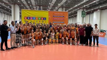 Festival Voleybol Şampiyonası İzmir'de Devam Ediyor
