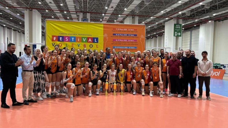Festival Voleybol Şampiyonası İzmir'de Devam Ediyor