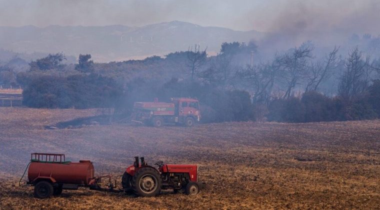 Foça'da Yangın Tehlikesi: 20 Ev Boşaltıldı, Belediye Destek Talep Etti