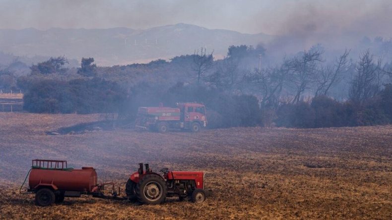 Foça'da Yangın Tehlikesi: 20 Ev Boşaltıldı, Belediye Destek Talep Etti