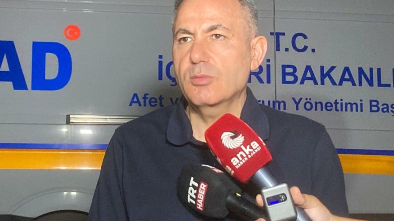 Foça’daki Yangına Müdahale Devam Ediyor: Yangının Kaynağı Elektrik Hattı Olabilir