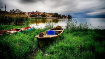 Gören İtalya sanıyor: İzmir’e 3 saat uzaklıkta, göl kenarına kurulmuş muhteşem bir köy