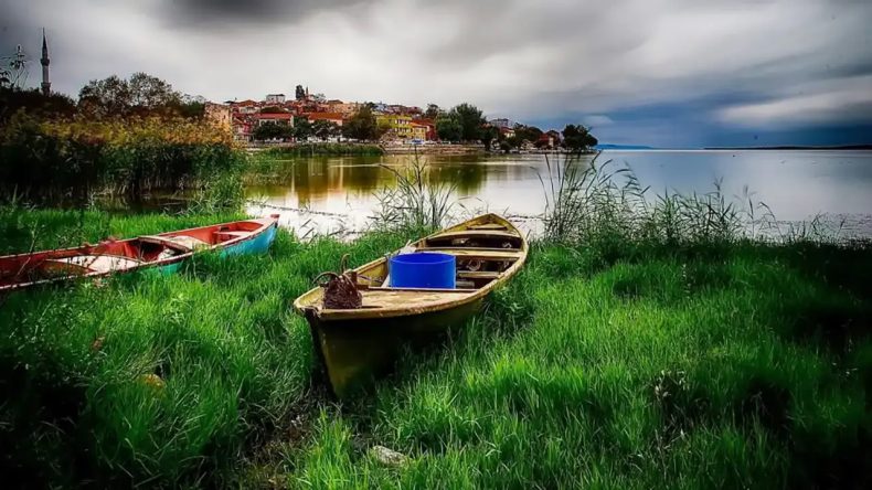 Gören İtalya sanıyor: İzmir’e 3 saat uzaklıkta, göl kenarına kurulmuş muhteşem bir köy