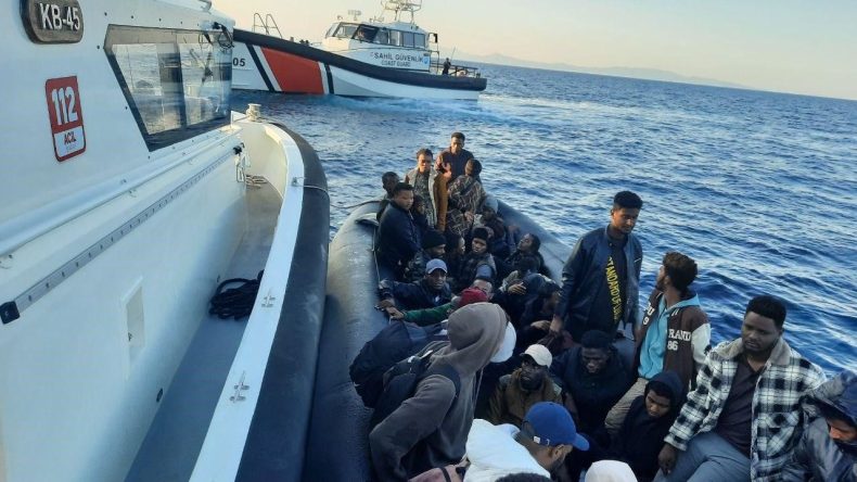 İzmir Açıklarında Korku Dolu Anlar: Motor Arızalandı, Sahil Güvenlik Ekipleri Kurtardı