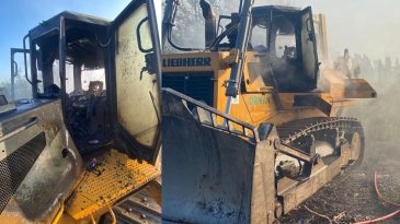İzmir Gaziemir'deki Orman Yangınında Dozer Alevler Arasında Kaldı: Operat&ouml;r Son Anda Kurtuldu