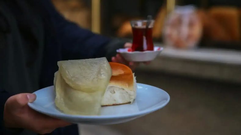 İzmir’in İlginç Lezzeti: Kahvaltıların Vazgeçilmezi Beydağ Simit Dürüm