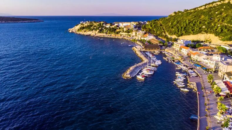 İzmir Karaburun’da İcradan Satılık Bina