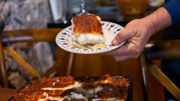 İzmir’in Ödüllü Lezzeti: Ayşa Boşnak Börekçisi Nerede ve Nasıl Gidilir?