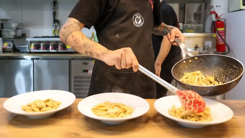 İzmir’in Öğrenci Dostu Mekanı: Çay 10, Tatlı 50 TL