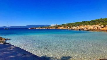 İzmir’in Popüler Koyu: Ekmeksiz Plajı Nerede? Ekmeksiz Plajı’na Ulaşım Nasıl Sağlanır?