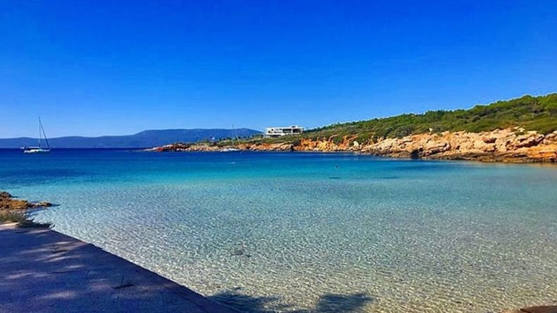 İzmir’in Popüler Koyu: Ekmeksiz Plajı Nerede? Ekmeksiz Plajı’na Ulaşım Nasıl Sağlanır?