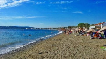İzmir’in Popüler Mekanı: Akarca Plajı’na Ulaşım Rehberi