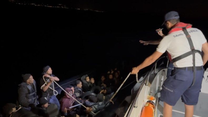 İzmir Sahilinde Göçmenlerden Yardım İsteği: 42 Kişi Kurtarıldı