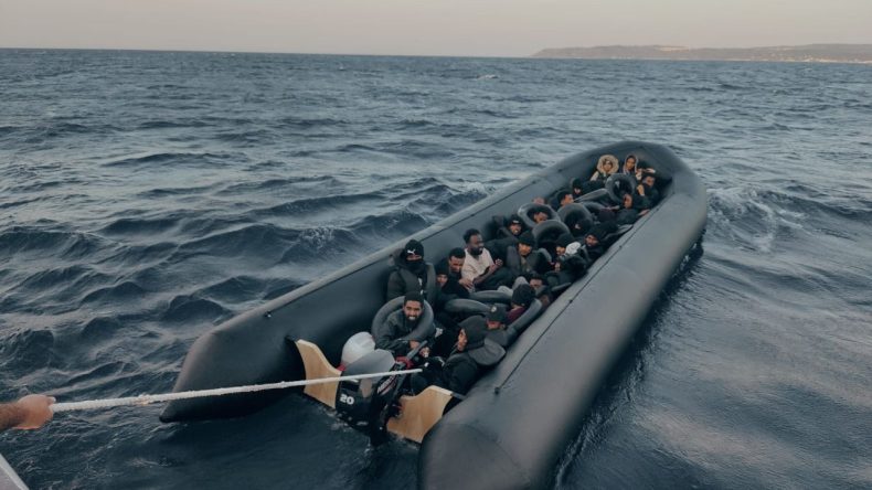 İzmir Sahilinde Operasyon: 34 Düzensiz Göçmen Kurtarıldı