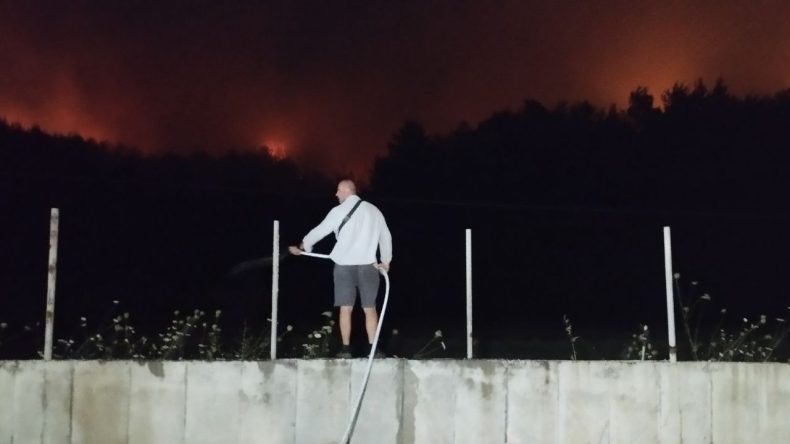 İzmir Seferihisar'da Yangın Şiddetleniyor: Bir Köy Daha Tahliye Edildi