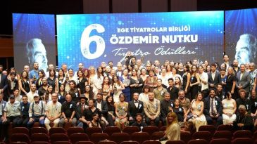İzmir Şehir Tiyatroları'na Bir &Ouml;d&uuml;l Daha