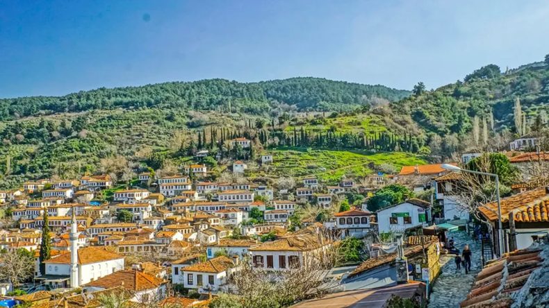 İzmir Selçuk’ta İcradan Satılık Bahçeli Kerpiç Ev